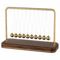 Goldfarbenes Newton-Pendel mit Holzbasis